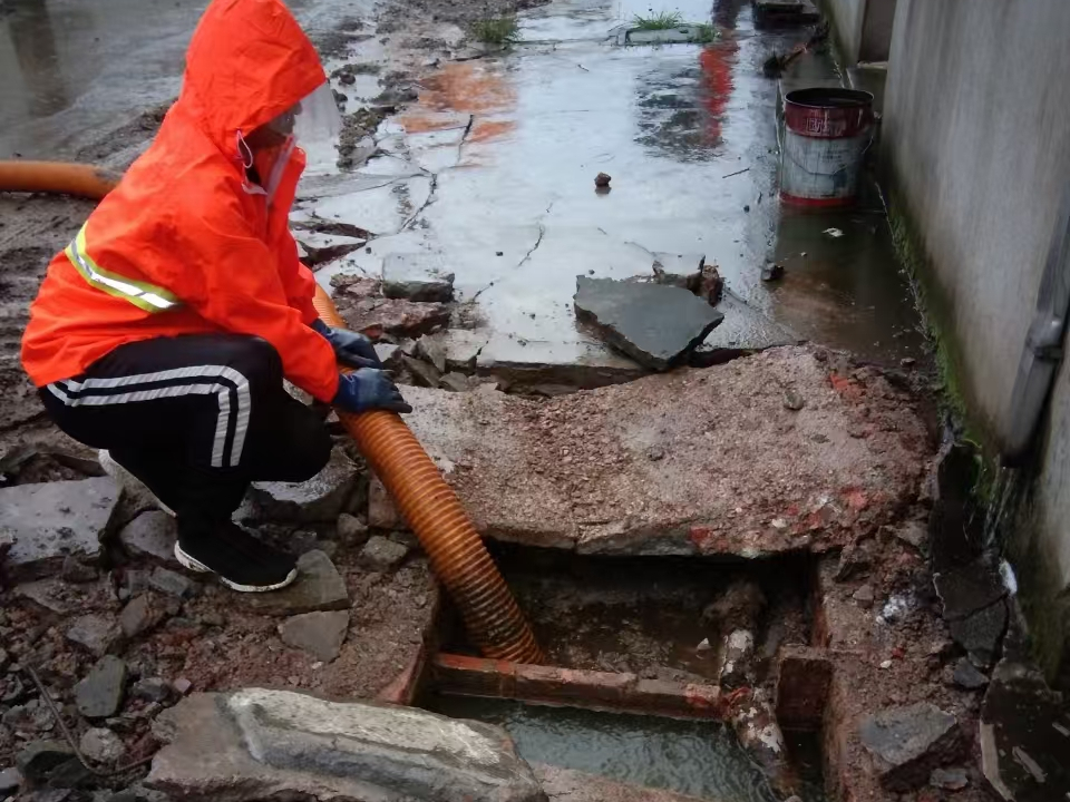 容城专业清理污水池 炜誉市政以规范流程守护城市 “肠道”