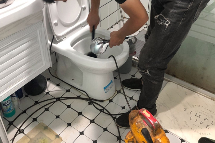 容城马桶堵塞自己疏通还是找师傅?专业上门服务让你省时更省心